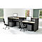 Twee moderne werkplekken met computers, stoelen en grijze kasten.