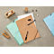 Plusieurs chemises à documents, stylos et fournitures de bureau sur une surface grise.
