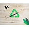 Un stylo noir Pilot posé sur un symbole de recyclage sur un fond en bois clair.
