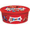 Rote, runde Celebrations-Geschenkdose mit Logo und Schokoladenabbildungen vor neutralem Hintergrund.