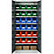 Open grijze kast met gekleurde bakken: groen, blauw, oranje. Bruine dozen onderaan.