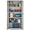 Open gereedschapskast met gereedschap en accessoires, netjes gerangschikt op planken.