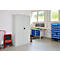 Werkplaats met grote grijze kast, blauwe werkbank, sorteerbakken en rode brandblusser.