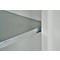 Close-up van een metalen plank, grijs, met witte muur ernaast.