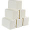 Sechs weiße Papierhandtücher in Blöcken gestapelt.