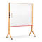 Mobiles Whiteboard mit hellem Holzrahmen, roter Ablageleiste und Rollen vor weißem Hintergrund.