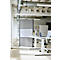 Ein mobiler grauer Trennwand-Paravent in einem modernen, hellen Loft-Büro mit Industriedesign.