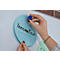 Les mains placent des cercles bleus sur un tableau. Un cercle dit "Innovation".