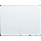 Wit whiteboard met een zilveren frame en blauwe hoeken. Een blauwe strip bevindt zich aan de onderkant.