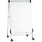 Ein weißes Flipchart auf Rollen, mit silberfarbenem Rahmen und schwarzem Zubehör.