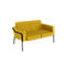 Gelbes Sofa mit schwarzen Metallbeinen. Rechteckige Form, zwei Sitzplätze.