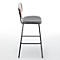 Ein Barhocker vor weißem Hintergrund. Der Stuhl hat einen grauen Sitz und eine hölzerne Rückenlehne.