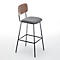 Ein Barhocker mit grauem Sitz und Holzlehne vor weißem Hintergrund.