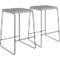 Zwei graue Barhocker, mit quadratischen Sitzen und schwarzen Metallgestellen, nebeneinander.