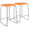 Zwei Barhocker mit orangefarbenen Sitzen und schwarzen Metallgestellen stehen nebeneinander.