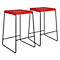 Zwei rote Barhocker mit quadratischen Sitzen und dunklen Metallbeinen.