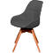Grijze stoffen stoel met houten poten. De stoel heeft een ergonomische vorm en staat tegen een witte achtergrond.
