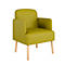 Een groene fauteuil met armleuningen en lichte houten poten.