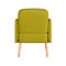 Groene fauteuil met lichte houten poten op een witte achtergrond.