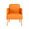 Oranje fauteuil met houten poten, op een witte achtergrond.