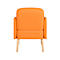 Achteraanzicht van een oranje fauteuil met licht houten poten.