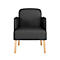Zwarte fauteuil met licht houten poten, geïsoleerd op witte achtergrond.