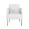 Witte fauteuil met armleuningen en licht houten poten, tegen een witte achtergrond.