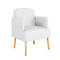 Witte fauteuil met licht houten poten, tegen een witte achtergrond.