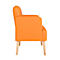 Oranje fauteuil in profiel; lichte houten poten.