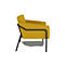 Gele fauteuil met zwart metalen frame. De fauteuil staat in profiel op een witte achtergrond.