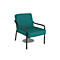 Turquoise fauteuil met zwart frame, tegen een witte achtergrond.