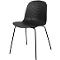 Chaise noire avec dossier ondulé et cadre noir.