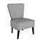 Un fauteuil gris clair avec des pieds gris foncé et des détails de boutons sur le dossier.