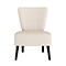 Fauteuil crème sur fond blanc. Dossier matelassé avec 3 boutons. Pieds noirs.