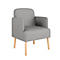 Fauteuil gris avec pieds en bois, sur fond blanc. Accoudoirs et dossier arrondis.