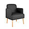 Fauteuil noir avec pieds en bois clair. Forme arrondie avec accoudoirs.