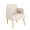 Fauteuil beige avec pieds en bois sur fond blanc.