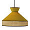 Lampe suspendue jaune avec bordure noire et panier inférieur en fibres naturelles.