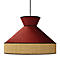 Lampe suspendue rouge avec abat-jour en tissu et partie inférieure tissée. Bords et suspension noirs.