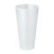 Un grand gobelet en plastique translucide est posé sur un fond blanc.