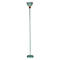 Lampadaire aux couleurs pastel, abat-jour et pied bleus, raccord en bois. Debout sur fond blanc.