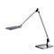 Lampe de bureau argentée avec une base carrée, deux bras articulés et une tête de lampe rectangulaire.