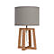 Lampe de table avec abat-jour gris et cadre en bois. Le cadre est géométriquement conçu.