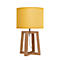 Lampe de table avec abat-jour jaune et base en bois, câble visible.