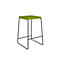 Tabouret de bar moderne avec assise carrée vert pomme et cadre en métal noir fin.