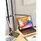 Een iPad met toetsenbord en stylus staat op een houten voet. Een lamp verlicht de tablet, die op een houten bureau ligt.