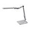 Eine weiße Schreibtischlampe mit verstellbarem Arm. Die Lampe hat einen rechteckigen Leuchtkörper und einen quadratischen Fuß.