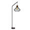 Vloerlamp met zwart metalen frame en diamanten lampenkap. Hout en gloeilamp zijn zichtbaar.