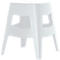 Tabouret carré blanc avec découpes rectangulaires. Il repose sur quatre pieds qui se rétrécissent vers le bas.