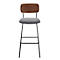 Un tabouret de bar gris avec un dossier en bois et des pieds en métal noir, vue de côté.